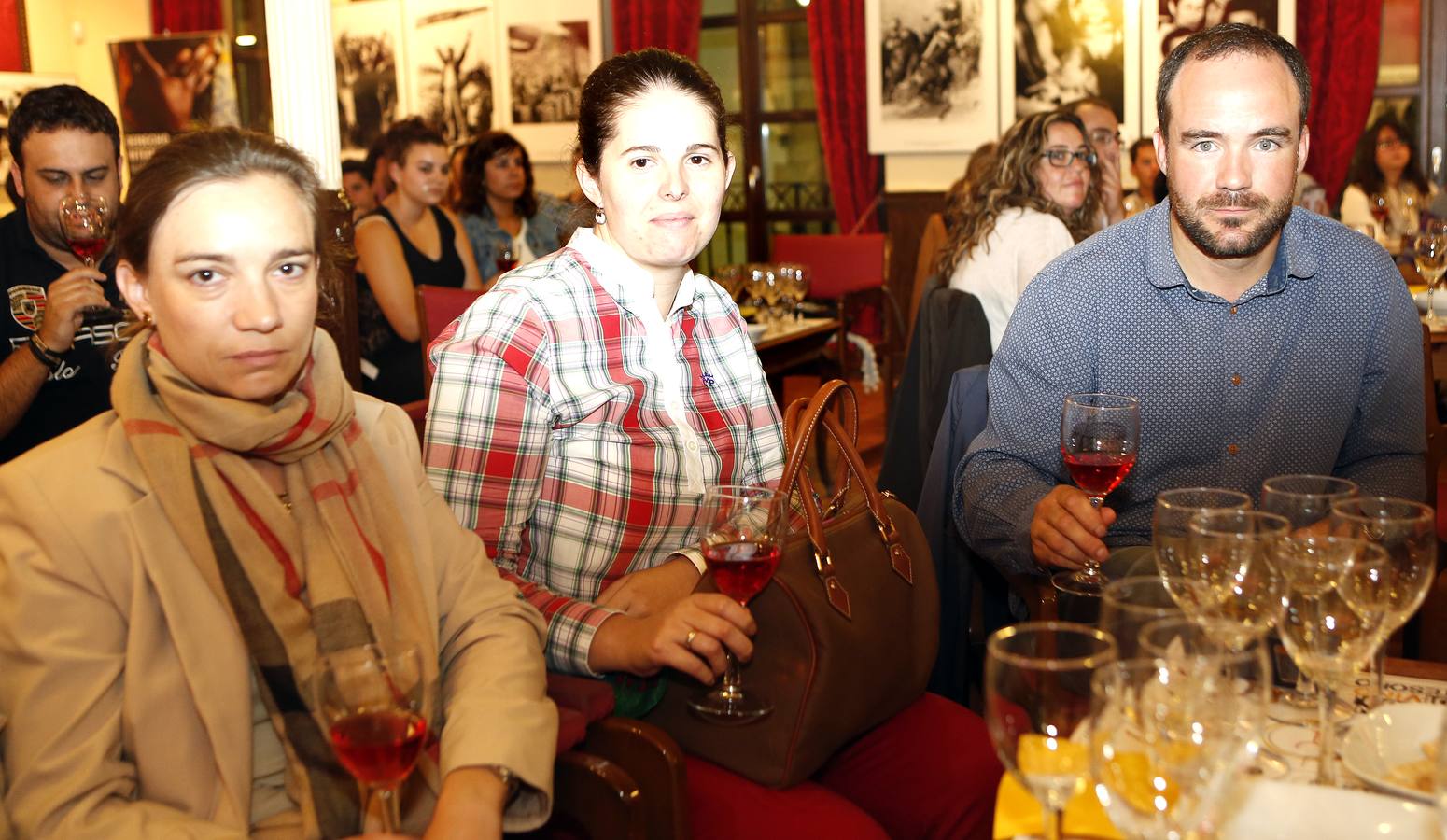 Susana Pescador; Elena Lucas, cocinera del restaurante La Lobita; y César Benito, cámara RTVE.