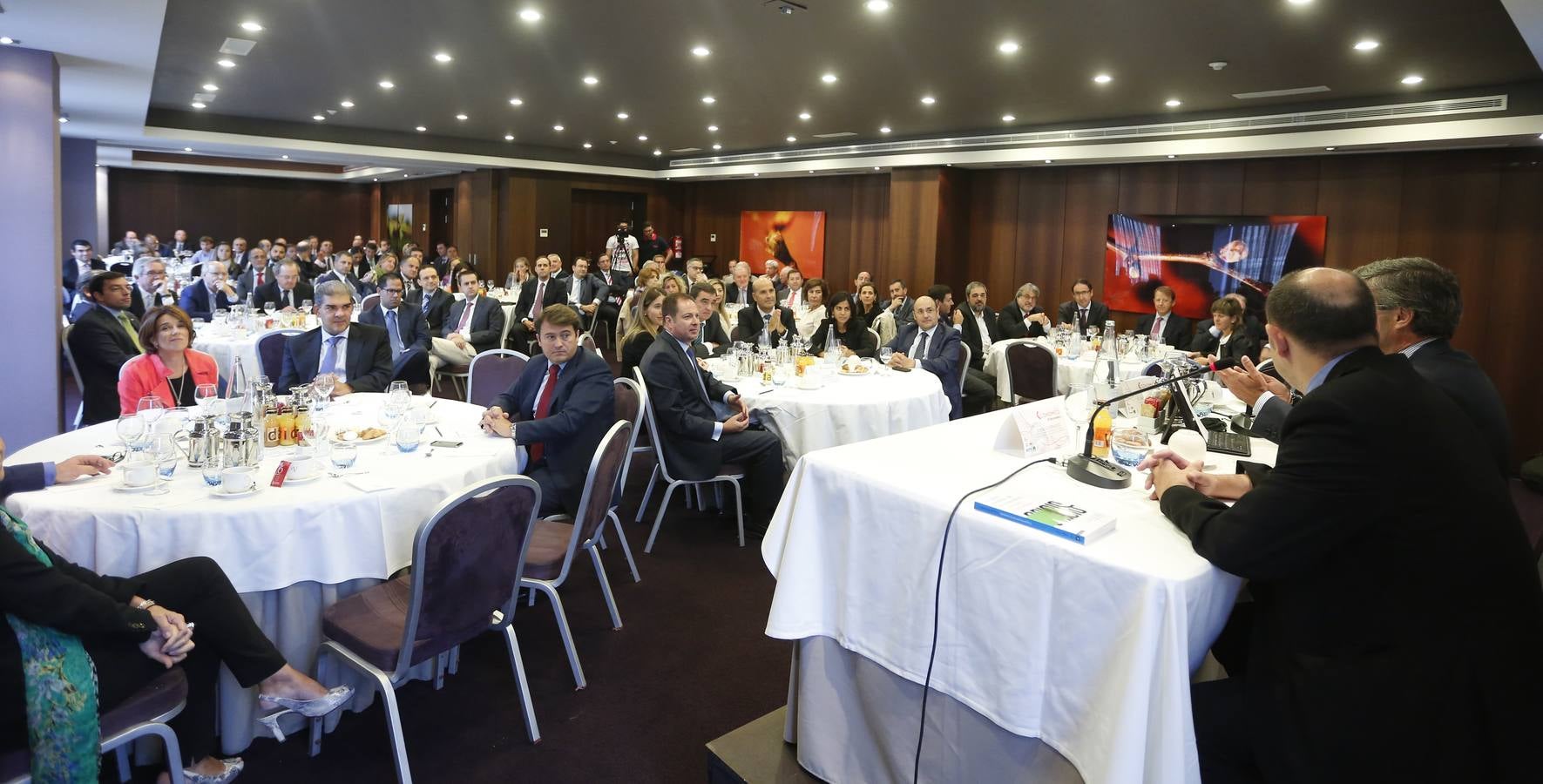 Gonzalo Bernardos, catedrático de Economía de la Universidad de Barcelona, en el Foro Económico de El Norte de Castilla