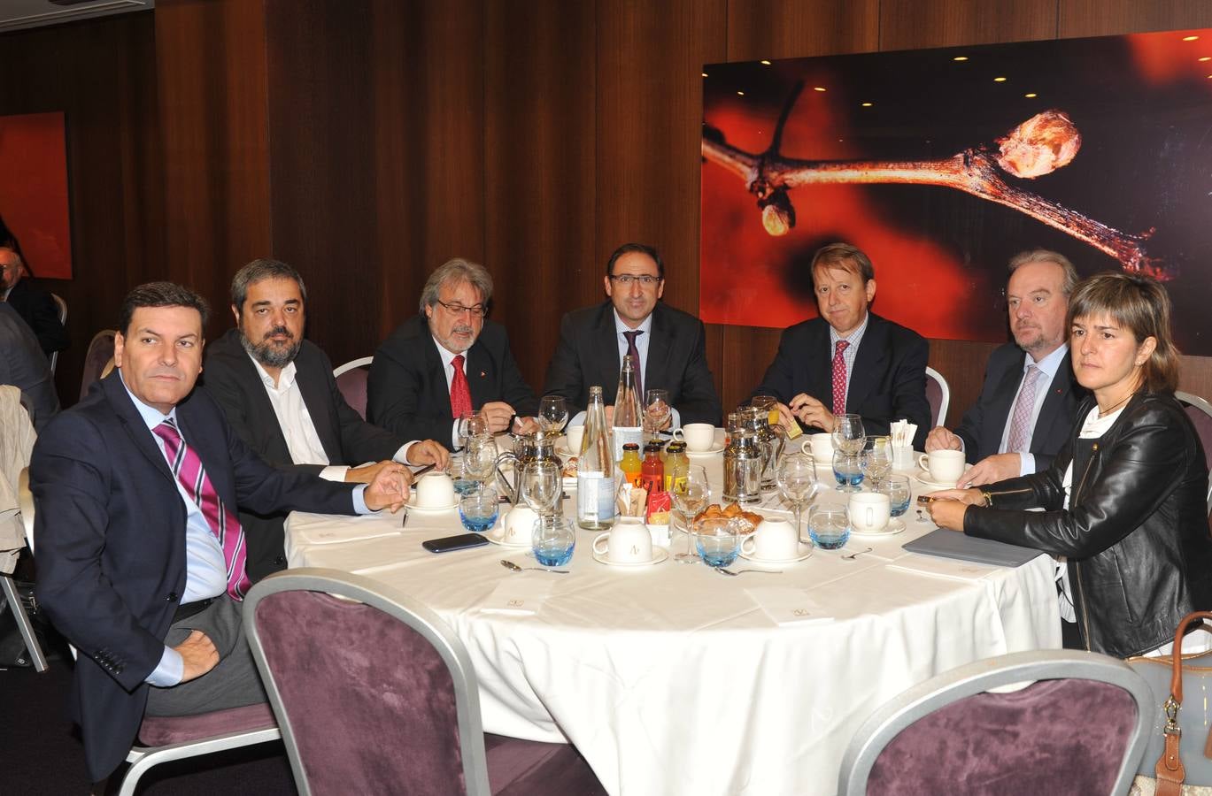 Carlos Fernández Carriedo (portavoz del PP en las Cortes); Carlos Aganzo (director de El Norte de Castilla); José María Gonzalez (coordinador regional de IU); Alfonso Polanco (alcalde de Palencia); Fernando Derqui (Banco Sabadell); José Francisco Martín (procurador del PSOE); y Charo López (El Norte).