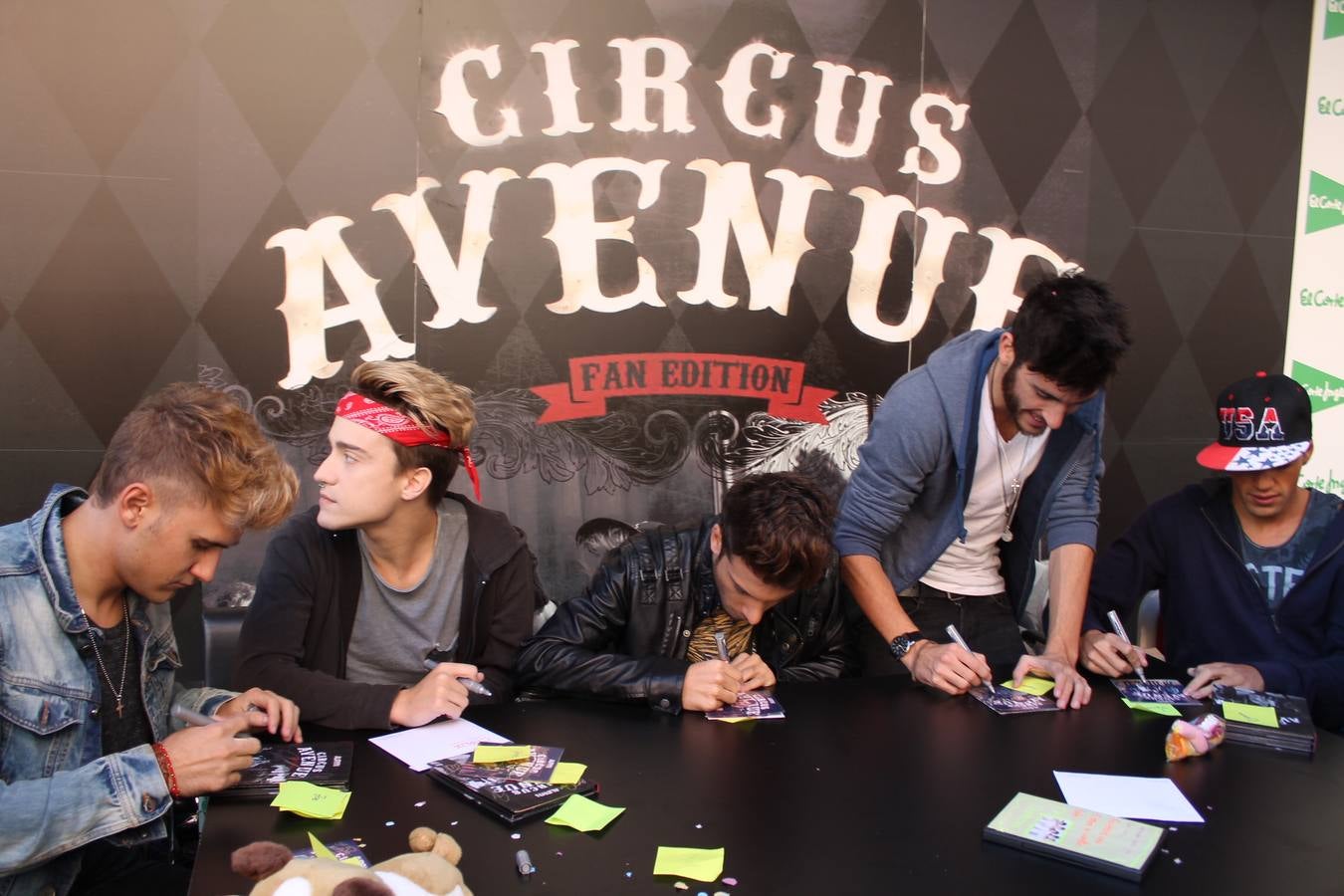 Multitudinaria firma de discos de Auryn en El Corte Inglés de Valladolid