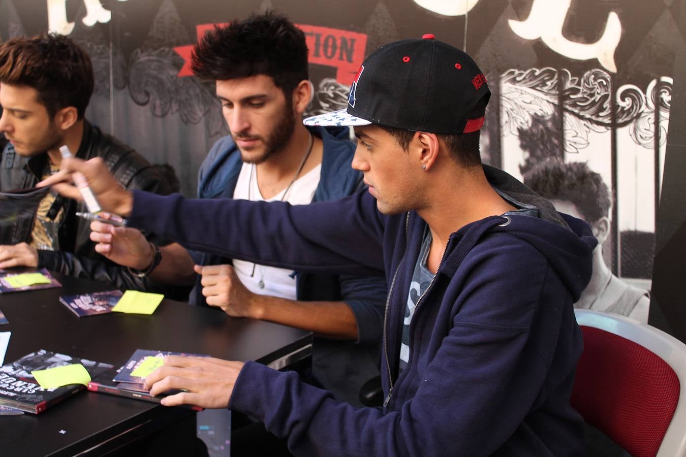 Multitudinaria firma de discos de Auryn en El Corte Inglés de Valladolid