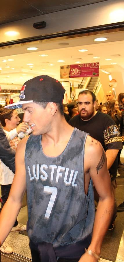 Multitudinaria firma de discos de Auryn en El Corte Inglés de Valladolid