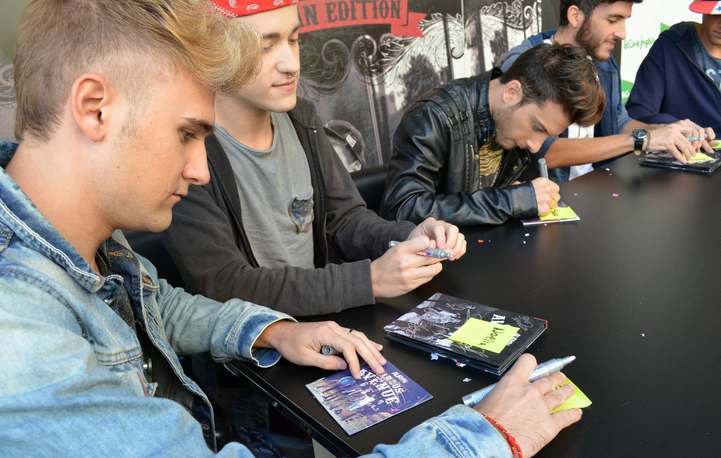 Multitudinaria firma de discos de Auryn en El Corte Inglés de Valladolid