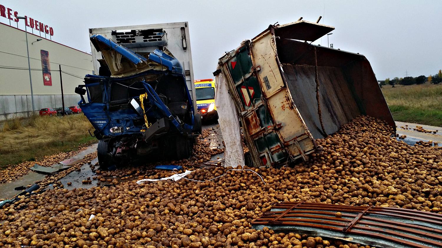 Colisión de un camión con un tractor en la carretera N-VI a su paso por Riego de la Vega (León)