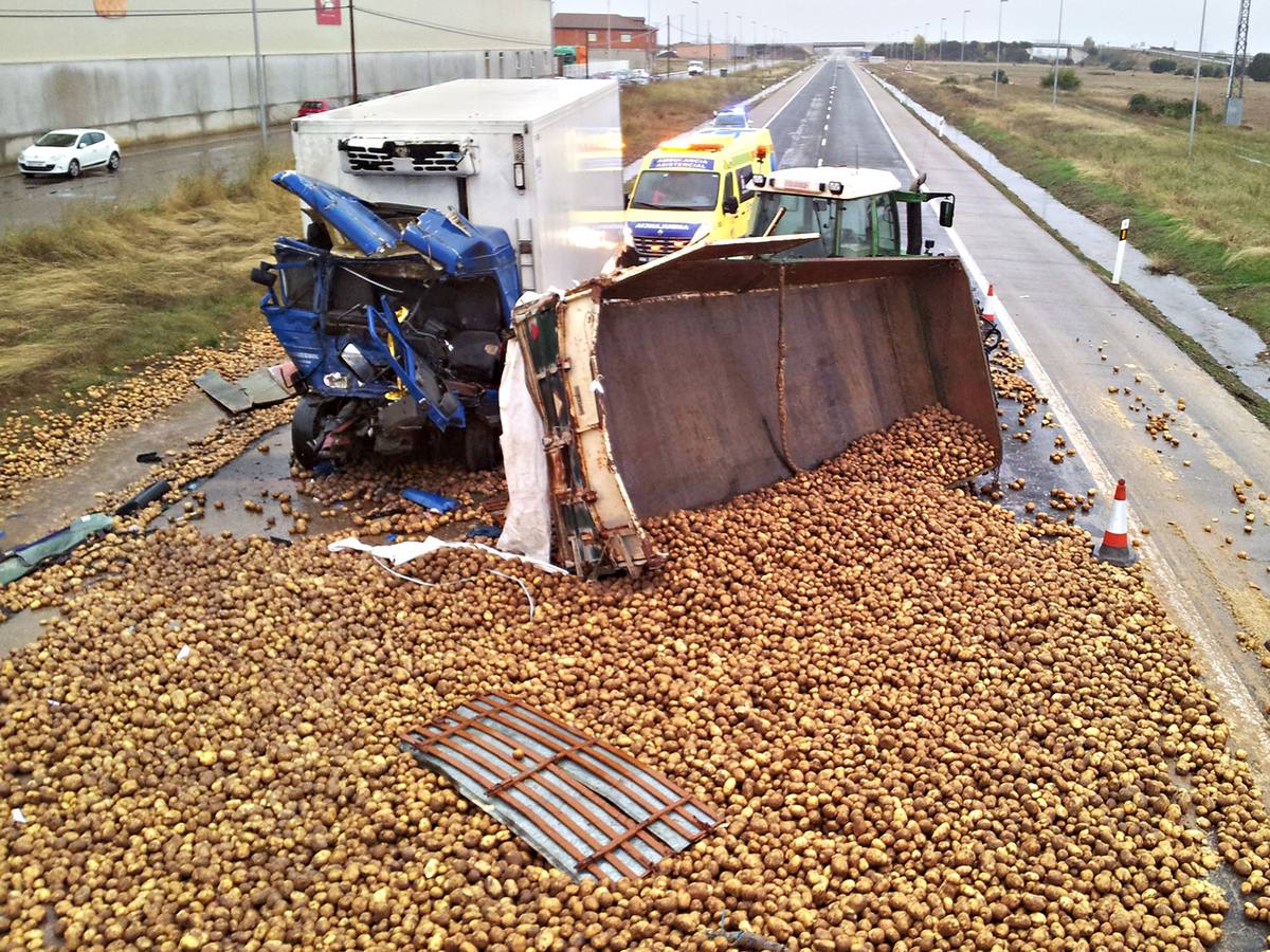 Colisión de un camión con un tractor en la carretera N-VI a su paso por Riego de la Vega (León)