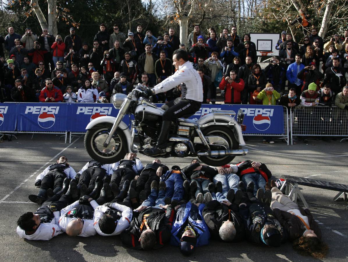 2008. Uno de los componentes de los 'Halcones' realizando un salto durante la exhibición organizada por Pingüinos 2008 en la Acera de Recoletos.