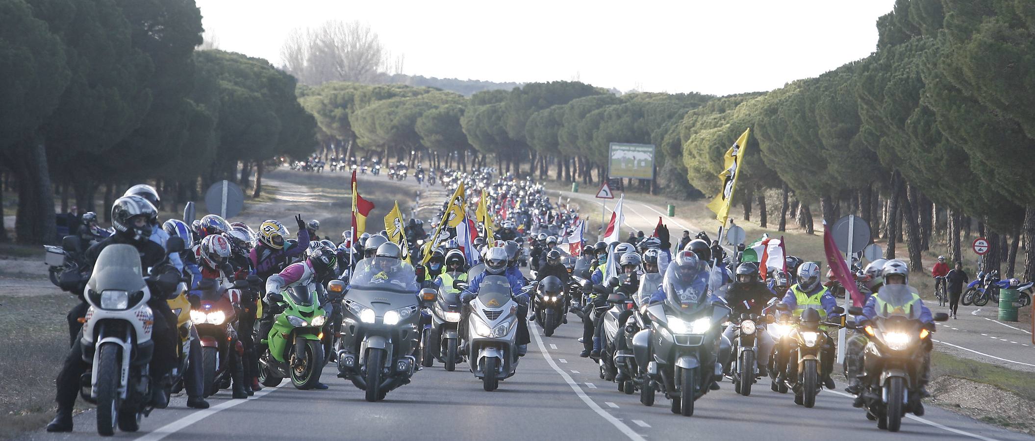 2010. Miles de motoristas durante el desfile de banderas a su paso por Puente Duero durante la concentracion motera Pingüinos 2010.