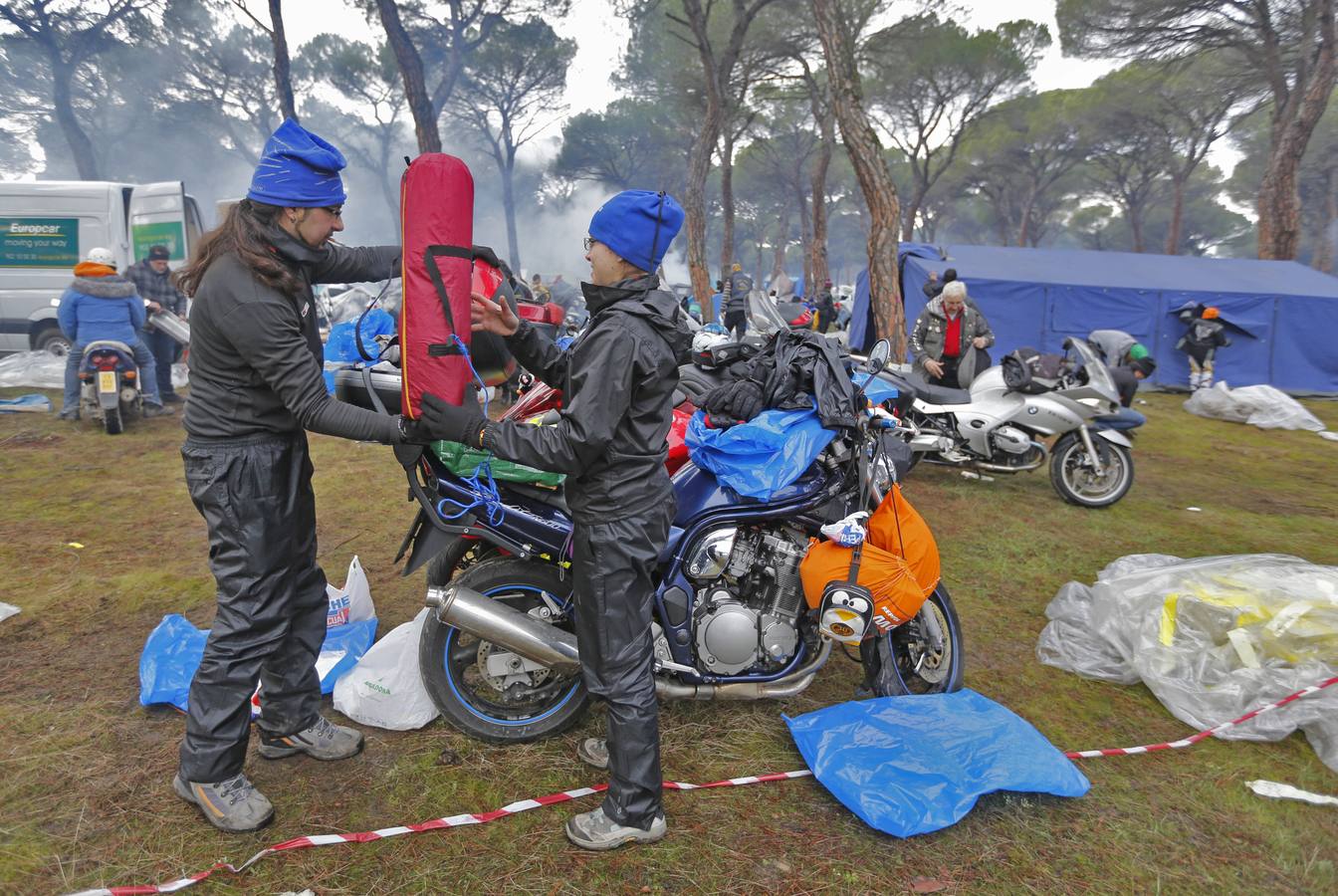 2013. Los moteros recogen sus pertenencias en el pinar de Puente Duero.