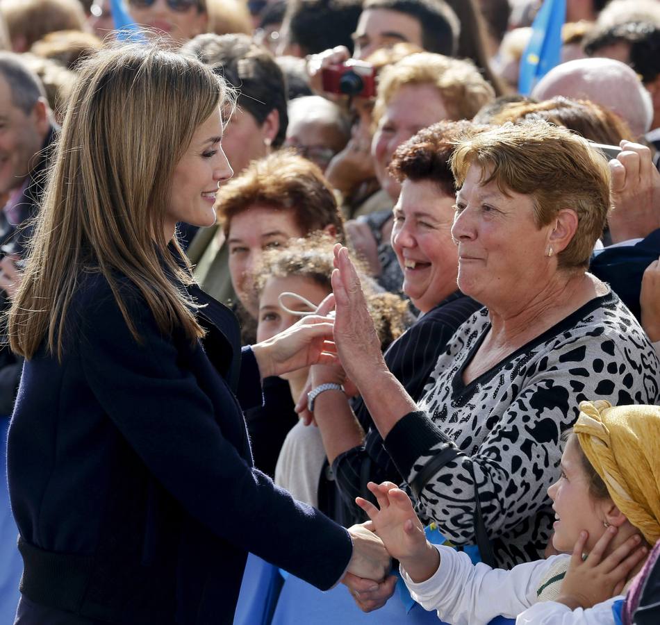 La reina Letizia saluda a su llegada, junto al rey Felipe VI, a Boal.