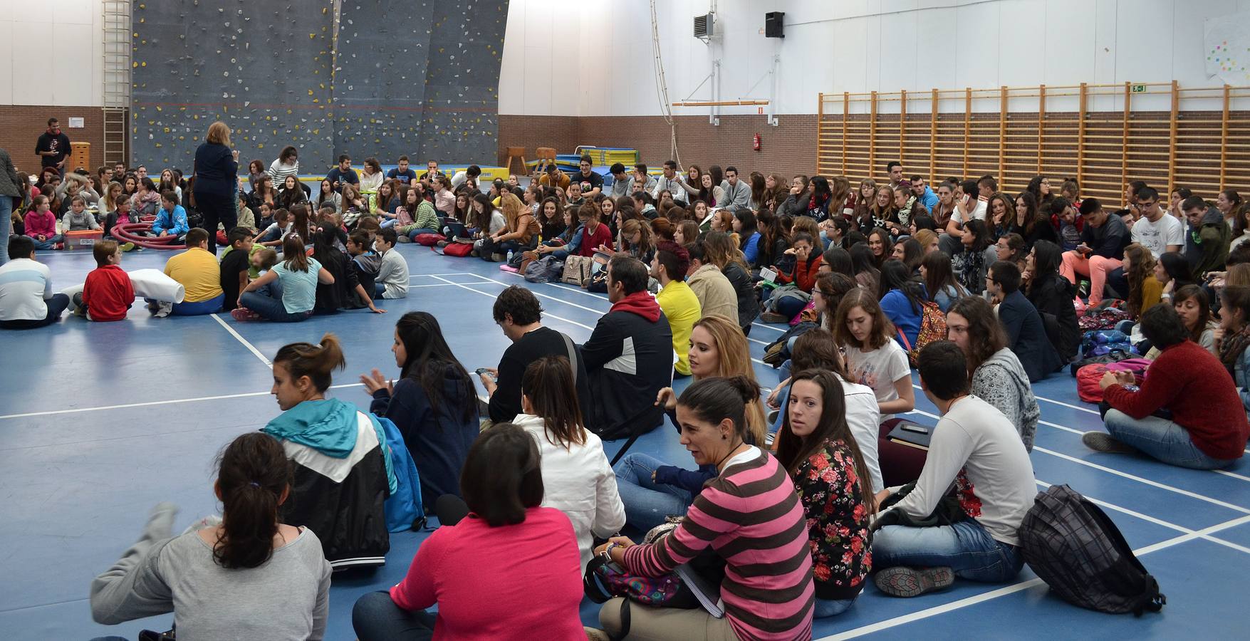 Alumnos del Alonso Cortés imparten una clase de Ciencias a estudiantes de la Facultad de Educación