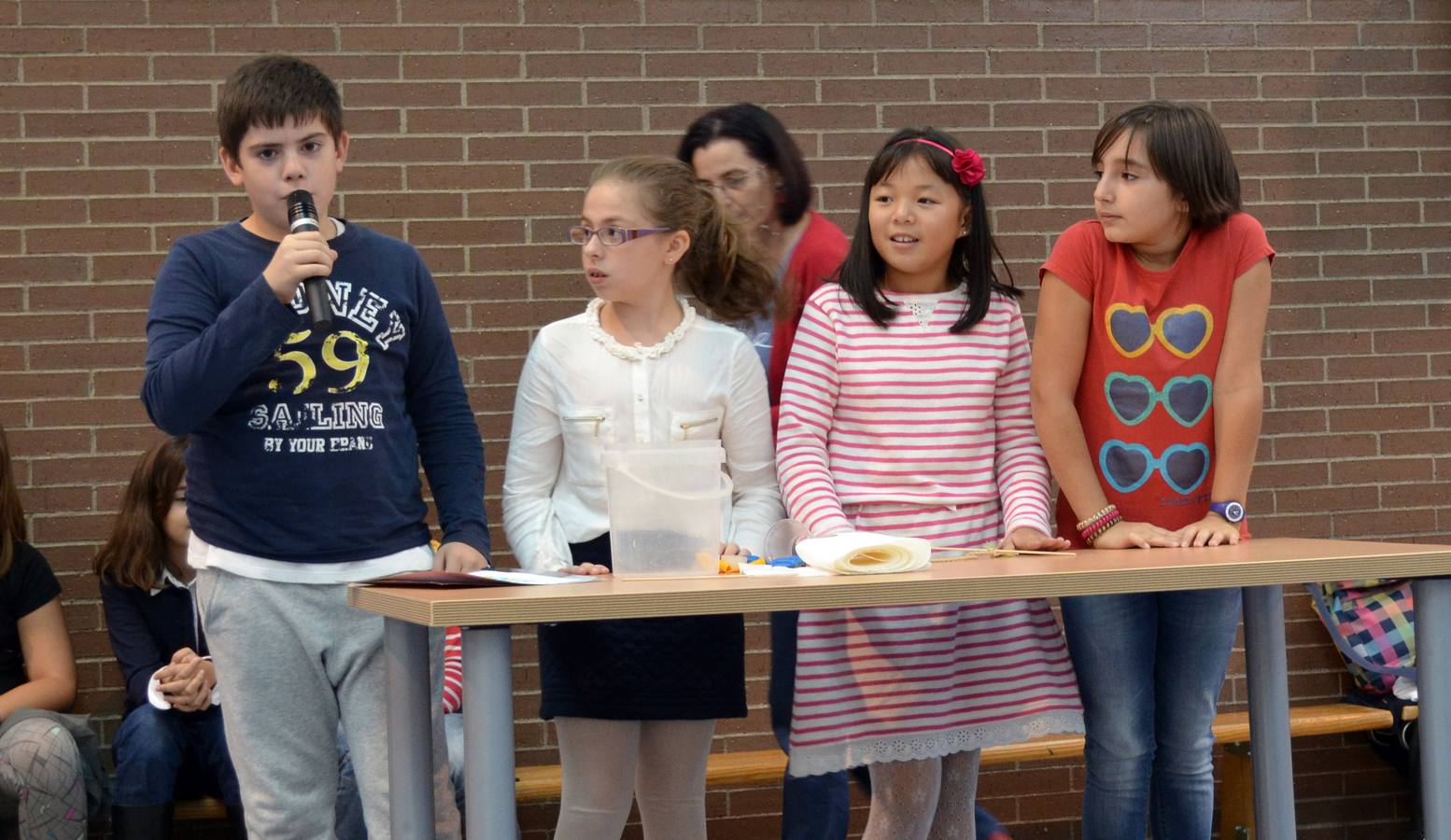 Alumnos del Alonso Cortés imparten una clase de Ciencias a estudiantes de la Facultad de Educación