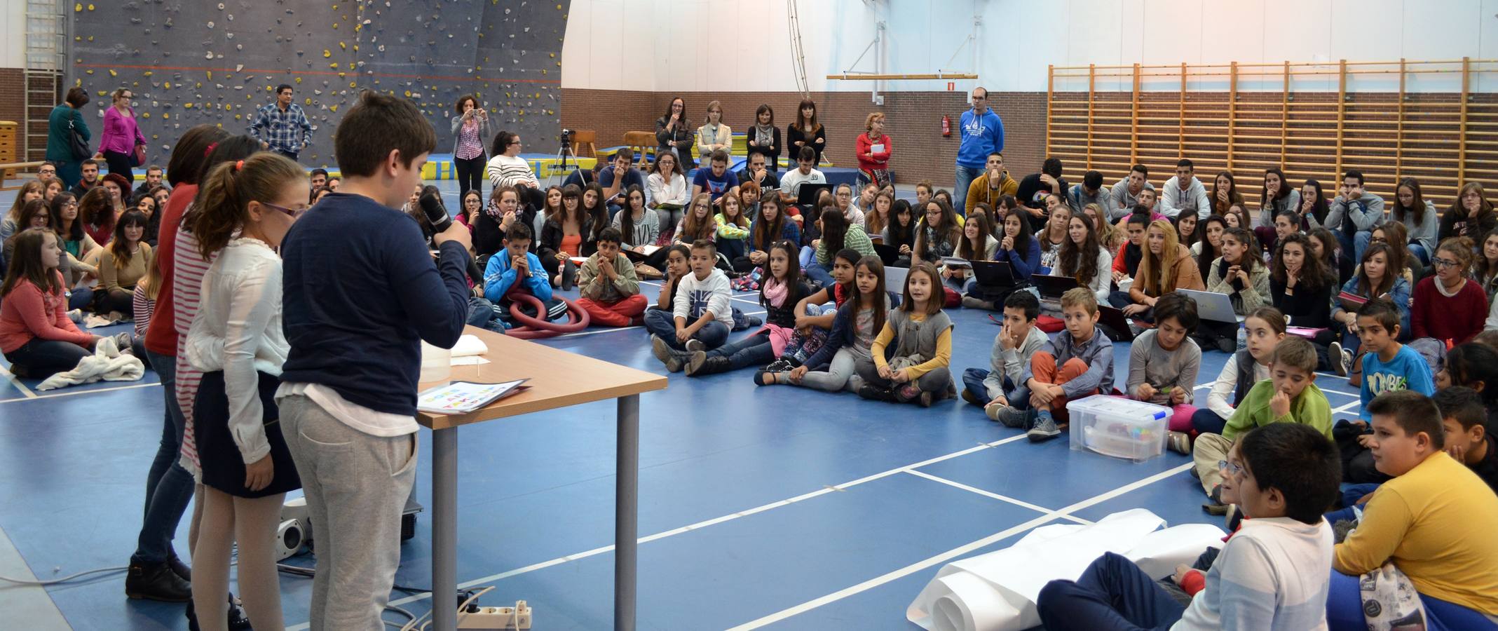 Alumnos del Alonso Cortés imparten una clase de Ciencias a estudiantes de la Facultad de Educación