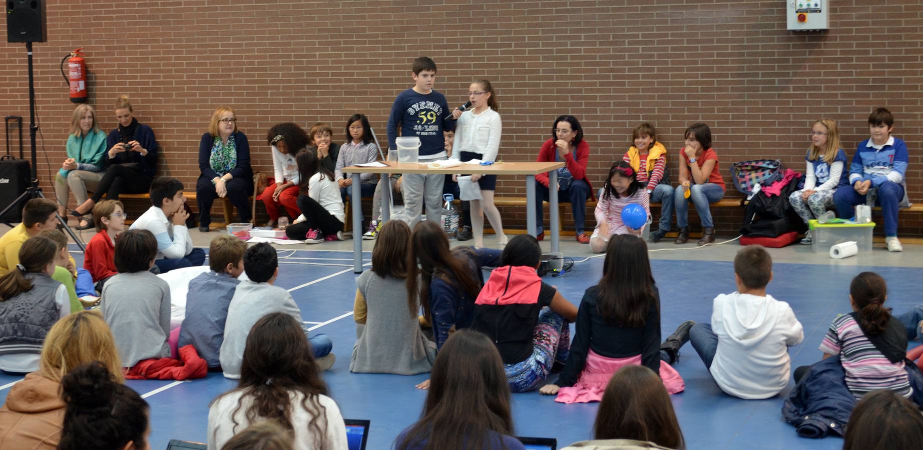 Alumnos del Alonso Cortés imparten una clase de Ciencias a estudiantes de la Facultad de Educación