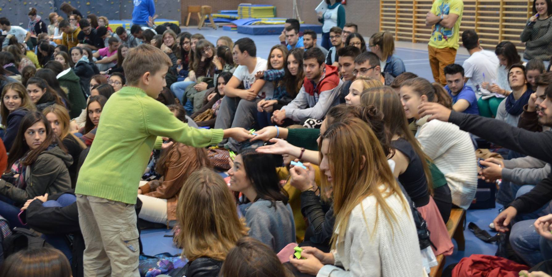 Alumnos del Alonso Cortés imparten una clase de Ciencias a estudiantes de la Facultad de Educación