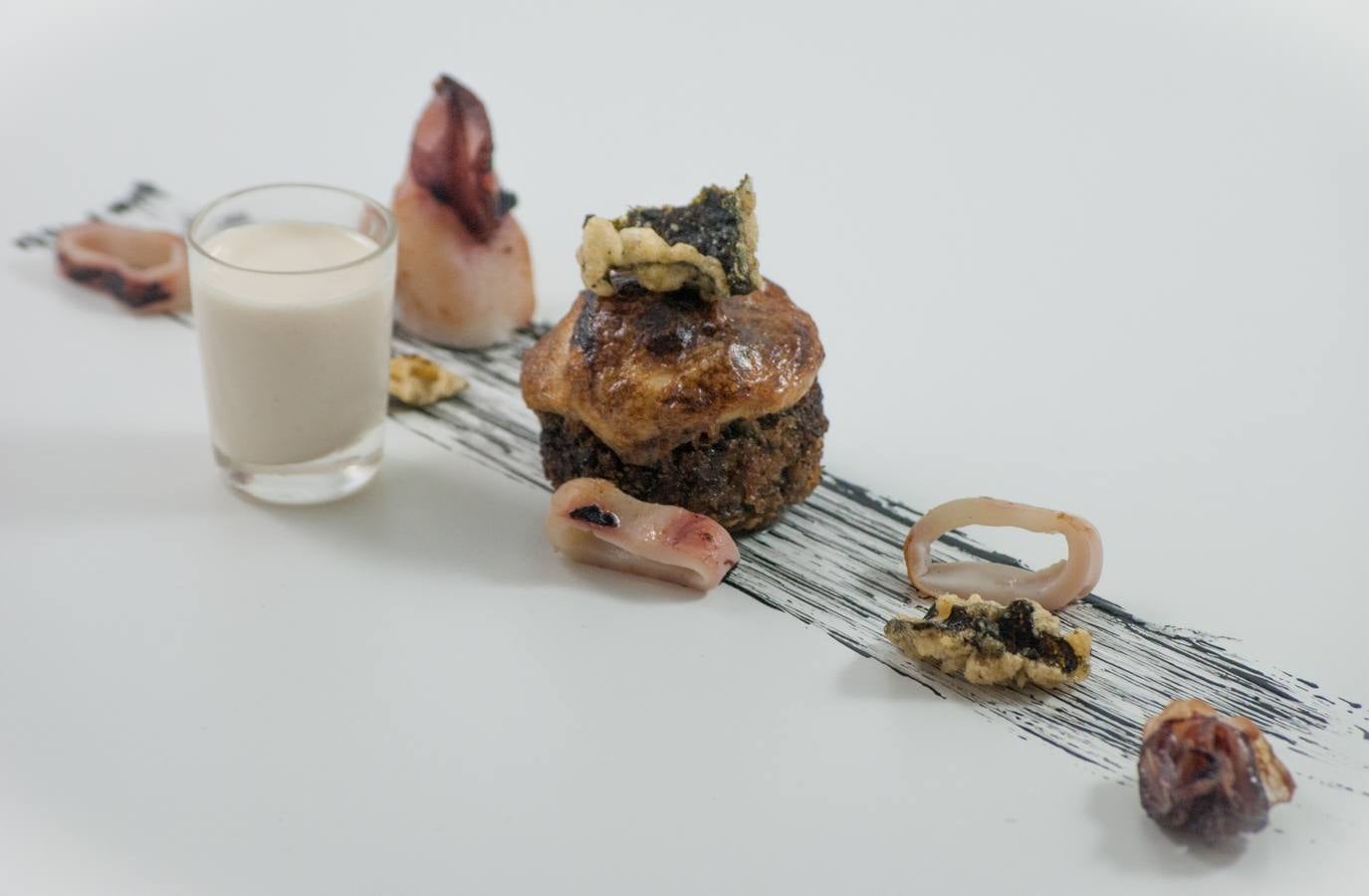 Croqueta de sepia en tinta gratinada .... <strong>Participante.</strong> La Gastro-Croquetería de Chema, Madrid). <strong>Dónde probarlo:</strong> Zamora, (Correos, 5 y 7).
