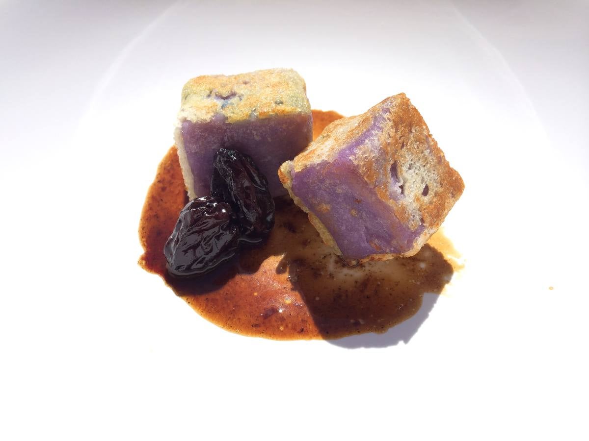 ‘Castilla’ Lechazo envuelto sobre patata violeta. <strong>Participante.</strong> La Fábula (Granada). <strong>Dónde probarlo:</strong> La Cantina (Plaza Mayor, 21).