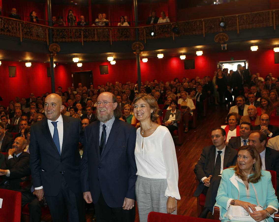 04.10.2014 Jesús Julio Carnero e Isabel García Tejerina flanquean al etnógrafo Joaquin Diaz antes de recibir la Medalla de Oro en el Día de la Provincia de Valladolid celebrado en el Teatro Zorrilla.