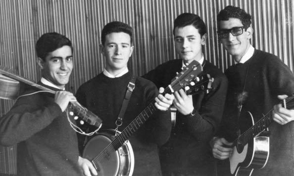 Joaquín Díaz, segundo por la izquierda, antes de aparecer en el programa 'Salto a la fama', de TVE, en 1964.