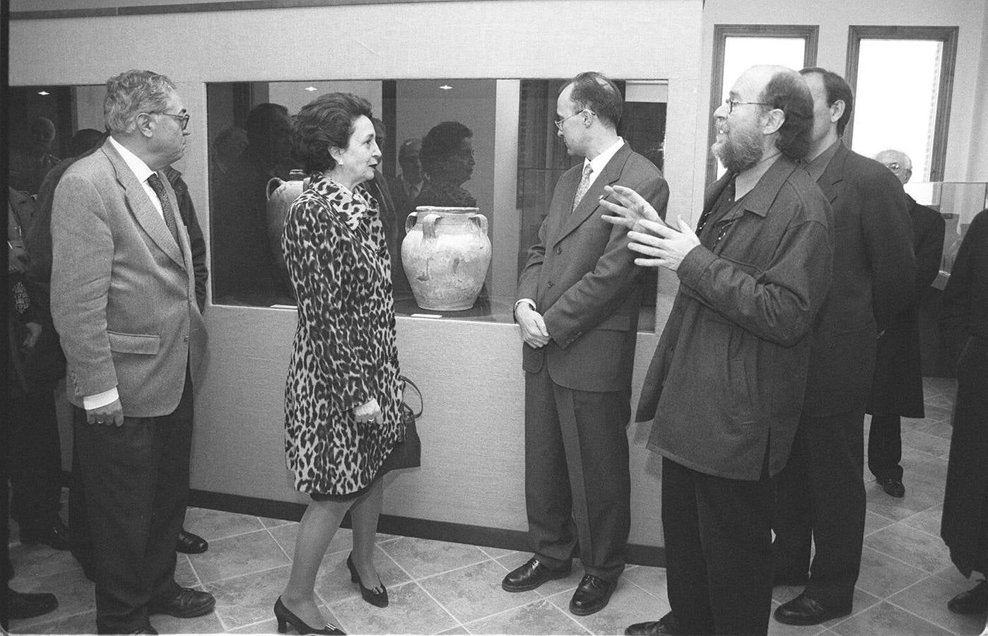 08.03.1999 Joaquín Díaz explica las piezas expuestas en la nueva sala de exposiciones del Centro Etnográfico a los directivos de la Fundación, Ramiro Ruiz Medrano, Josefa Fernández Arufe.