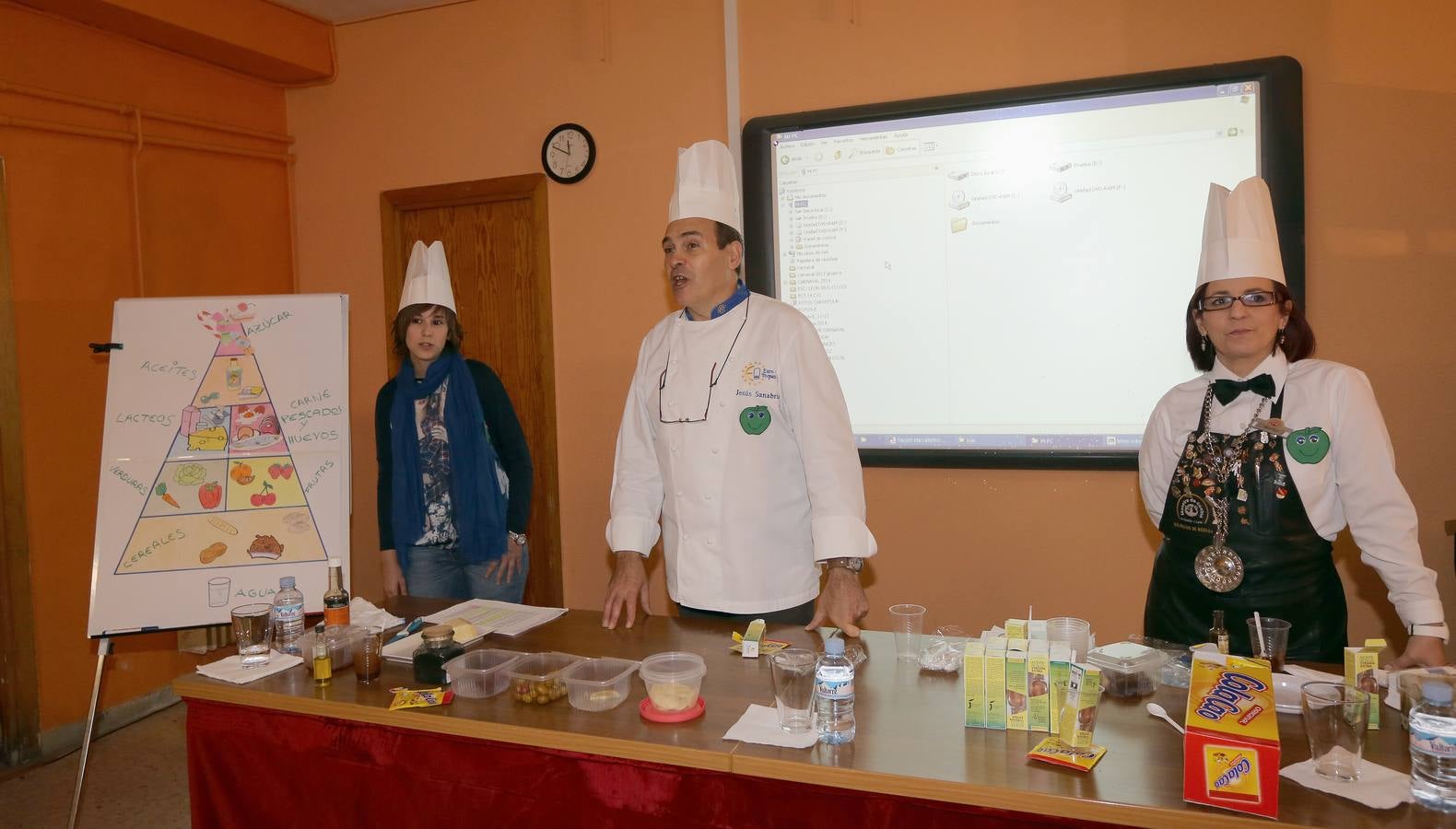 El cocinero Jesús Sanabria da una charla sobre los sabores a los alumnos del colegio El Pino de Obregón