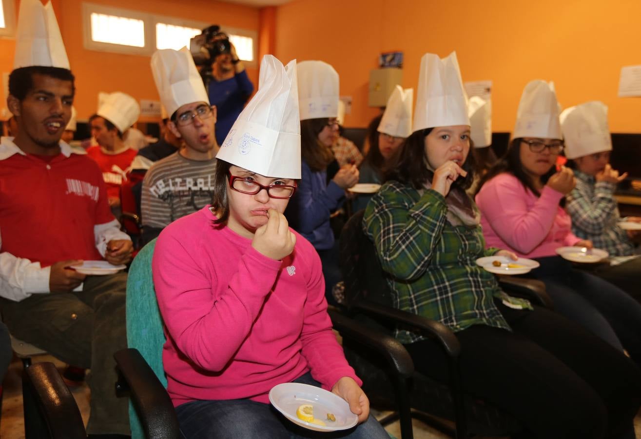El cocinero Jesús Sanabria da una charla sobre los sabores a los alumnos del colegio El Pino de Obregón