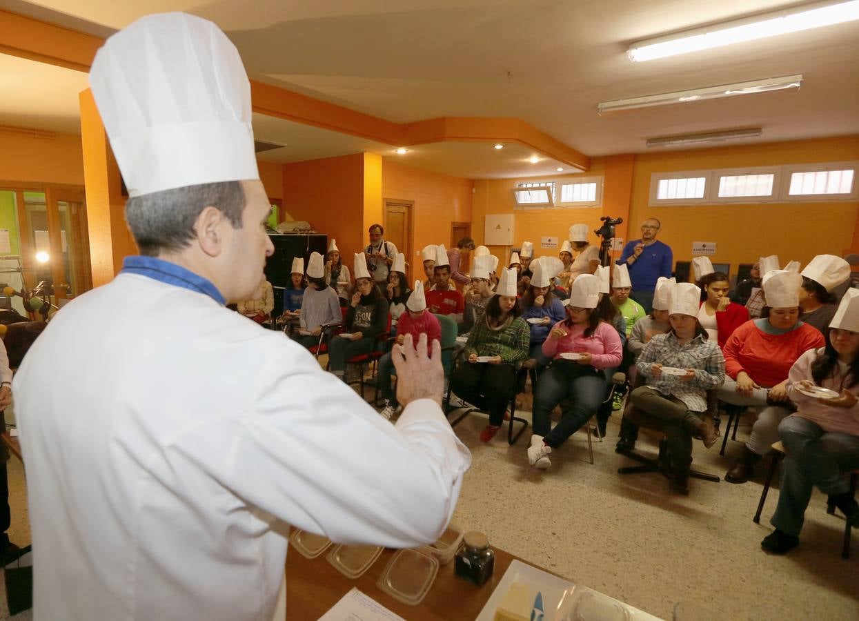El cocinero Jesús Sanabria da una charla sobre los sabores a los alumnos del colegio El Pino de Obregón