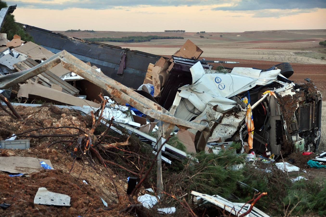 Dos camiones colisionan en la A-62 a la altura de Siete Iglesias de Trabancos (Valladolid)