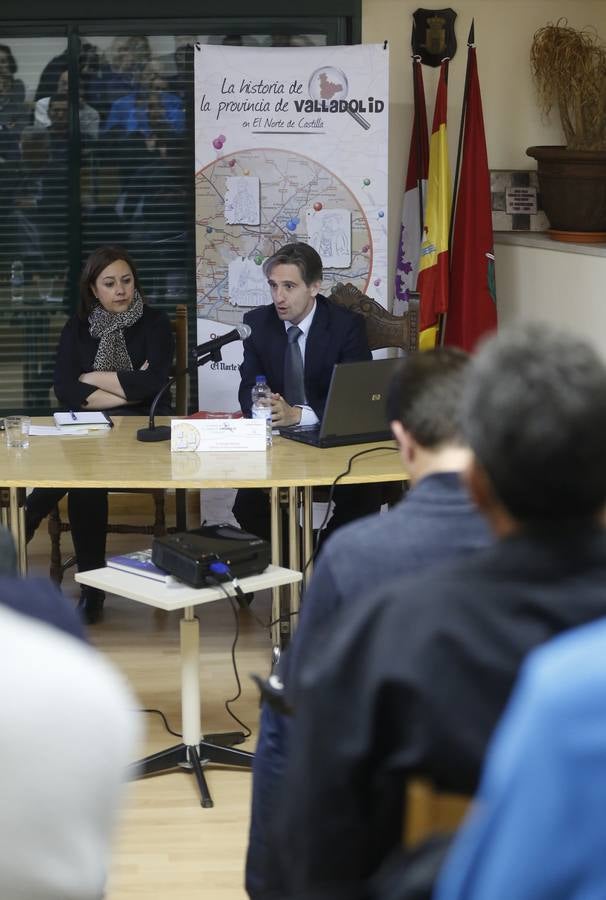 La jefa de la sección de Valladolid, Mar Domínguez, junto al historiador Enrique Berzal, en un momento de la conferencia.