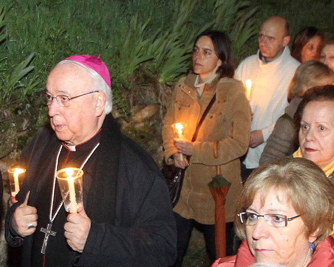 Durante el recorrido del Vía Crucis Penitencial en la huerta de los Padres Carmelitas.