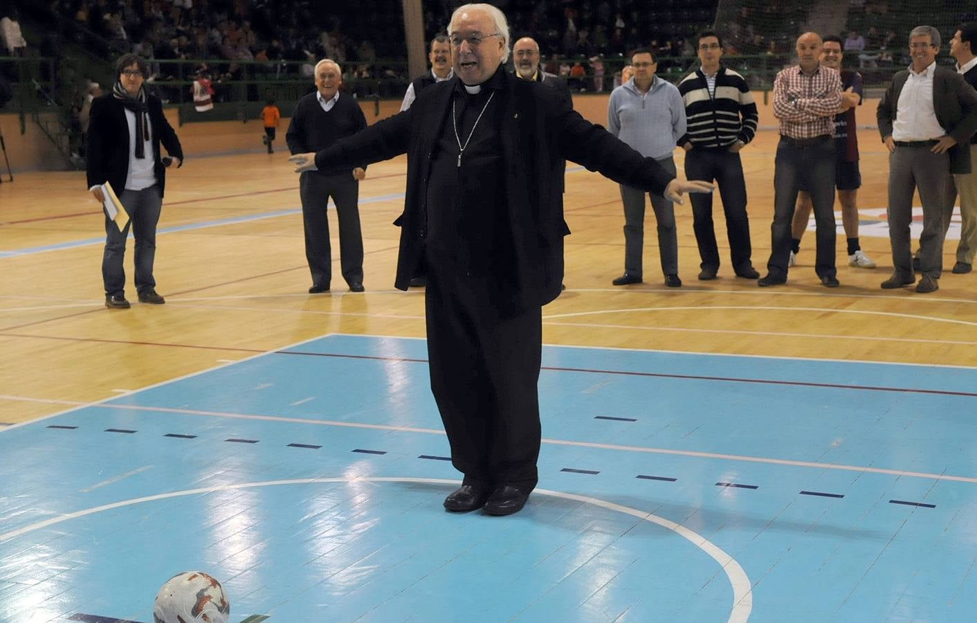 Ángel Rubio, se dispone a lanzar un penalti durante el descanso del partido de la cuarta corazonada de Caritas entre el Caja Segovia y la Gimnástica Segoviana.