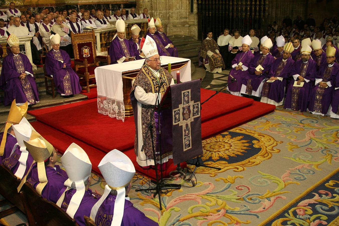 Los treinta y seis prelados españoles que acudieron a la ceremonia escuchan al nuevo obispo de Segovia, Ángel Rubio.