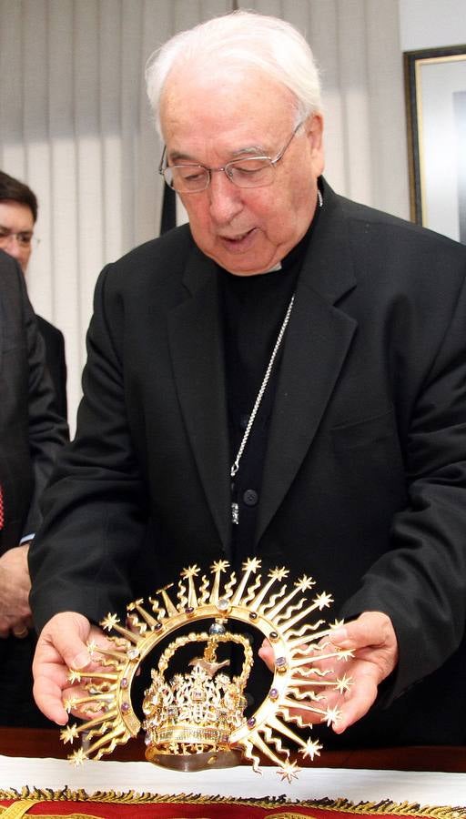 Con las coronas de la Virgen de Fuencisla recuperadas tras ser robadas.