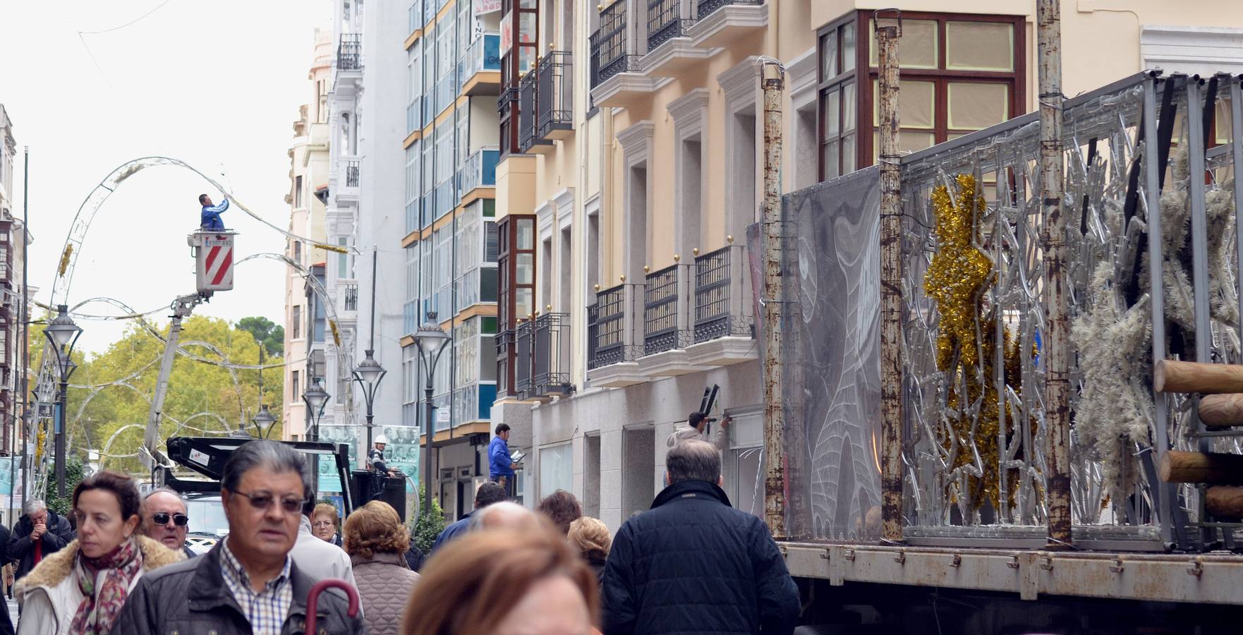 Instalación de las nuevas luces de Navidad en la calle Santiago de Valladolid