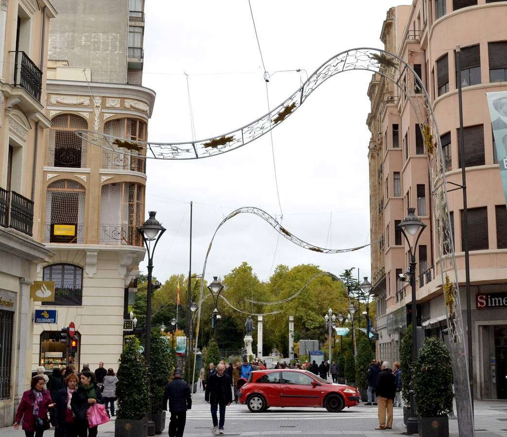 Instalación de las nuevas luces de Navidad en la calle Santiago de Valladolid