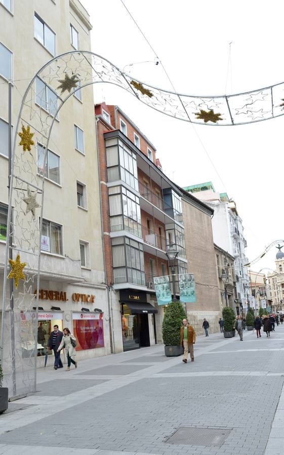 Instalación de las nuevas luces de Navidad en la calle Santiago de Valladolid