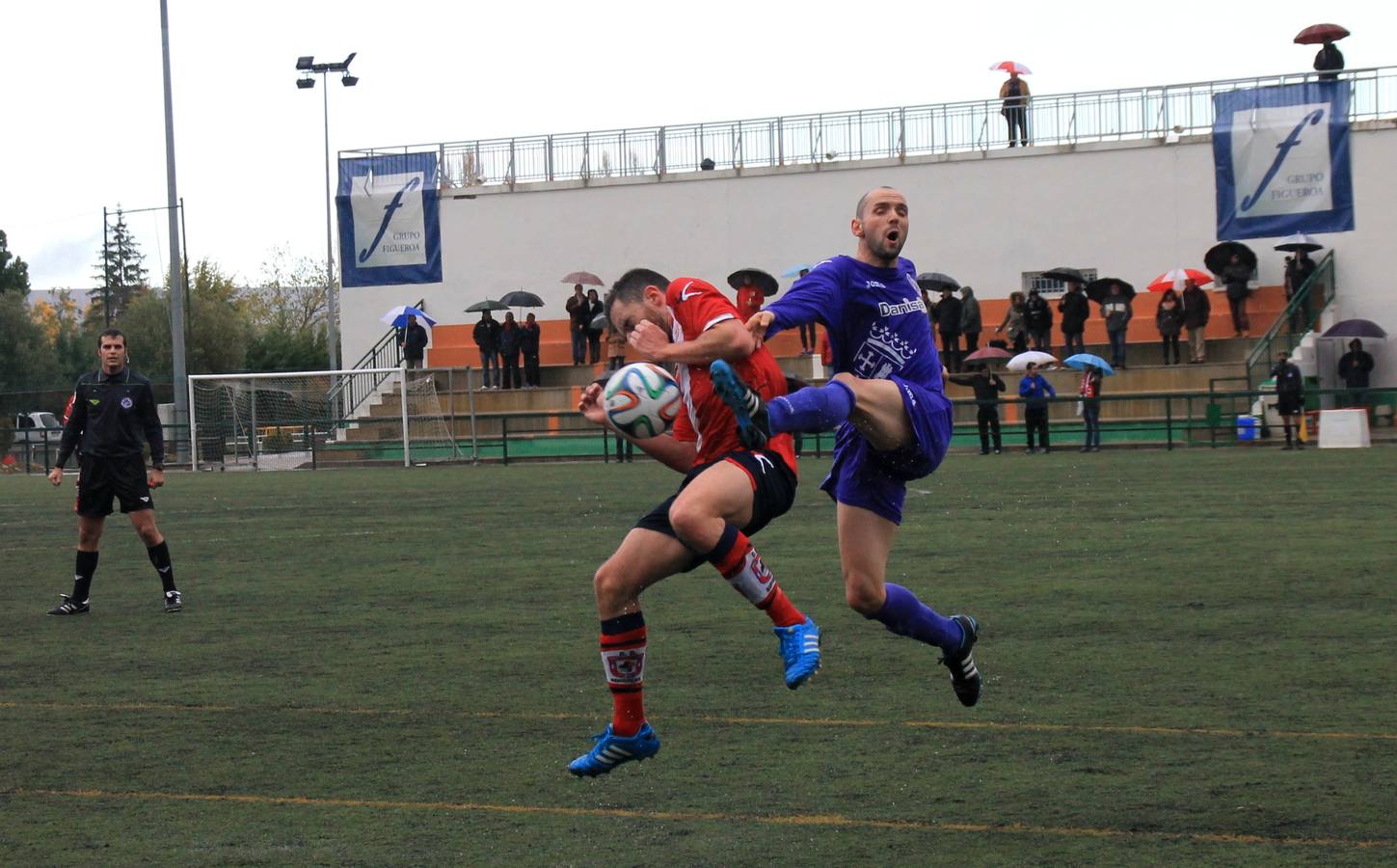 Partido de fútbol entre el Villa de Simancas y el Cristo Atlético (1-1)