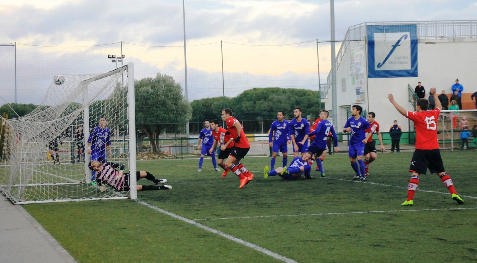 Partido de fútbol entre el Villa de Simancas y el Cristo Atlético (1-1)