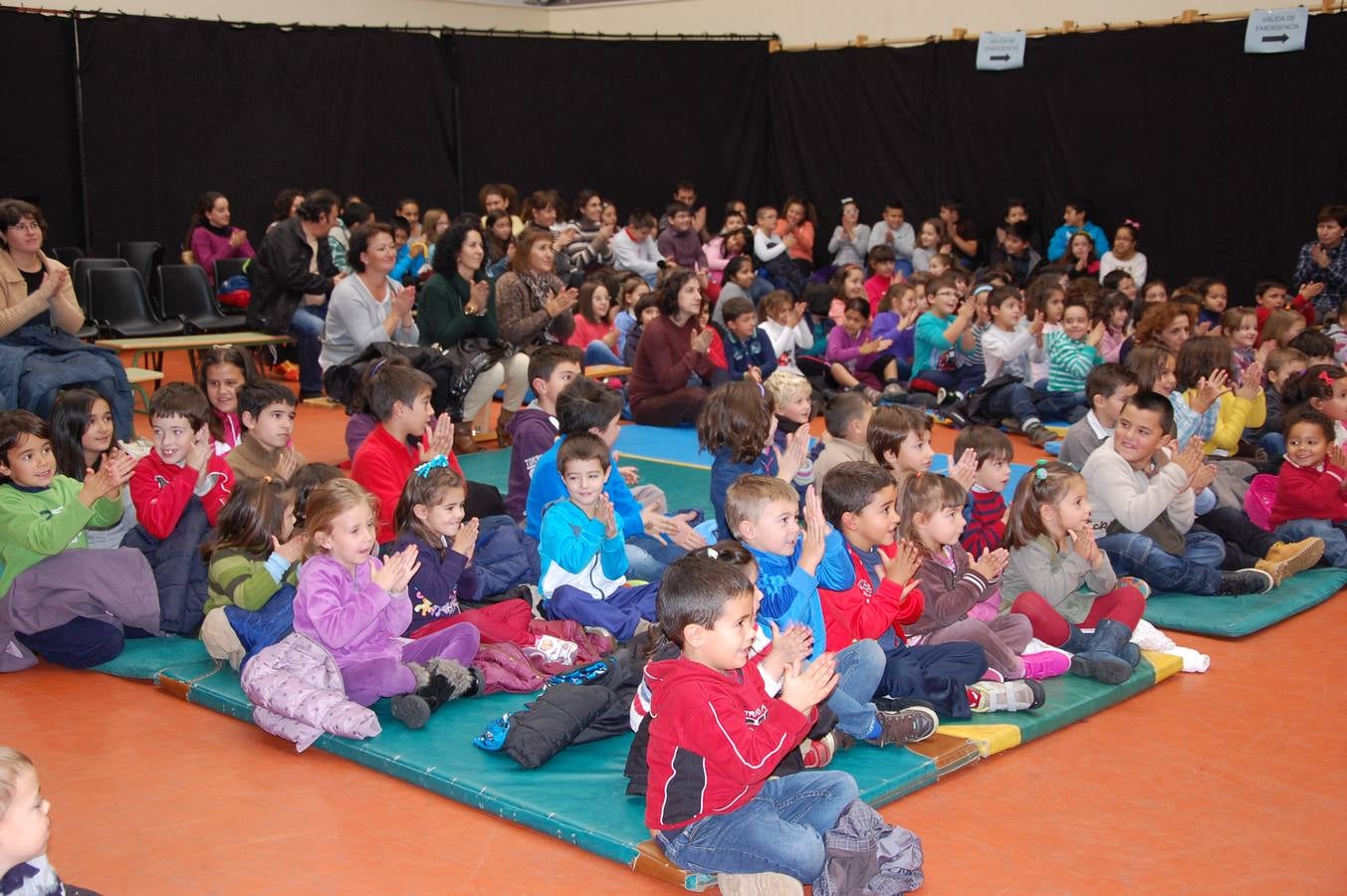 1.800 alumnos asisten en Guardo a los espectáculos de la compañía Toom-pack