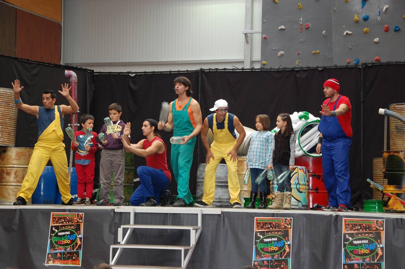 1.800 alumnos asisten en Guardo a los espectáculos de la compañía Toom-pack