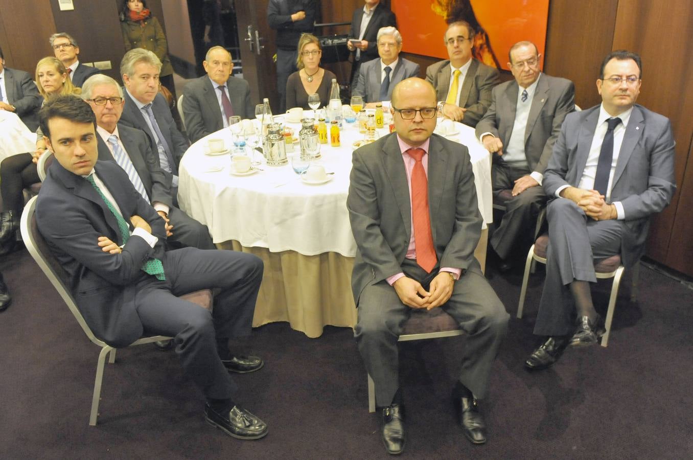 En el centro, Félix Martín (Banco Sabadell), Ramón Báñez (Abante), Armando Reinoso (FundaciónReal Valladolid), Óscar Simón (Simón y Asociados), Edmundo Bayón (Protos), Vicenta Montes (Sphera), Jesús Gerbolés (auditor), José Antonio Salvador Insúa (decano de la Facultad de Comercio), Luis Sanz (Dehesa de los Canónigos) y Javier Merino (Banco Sabadell).