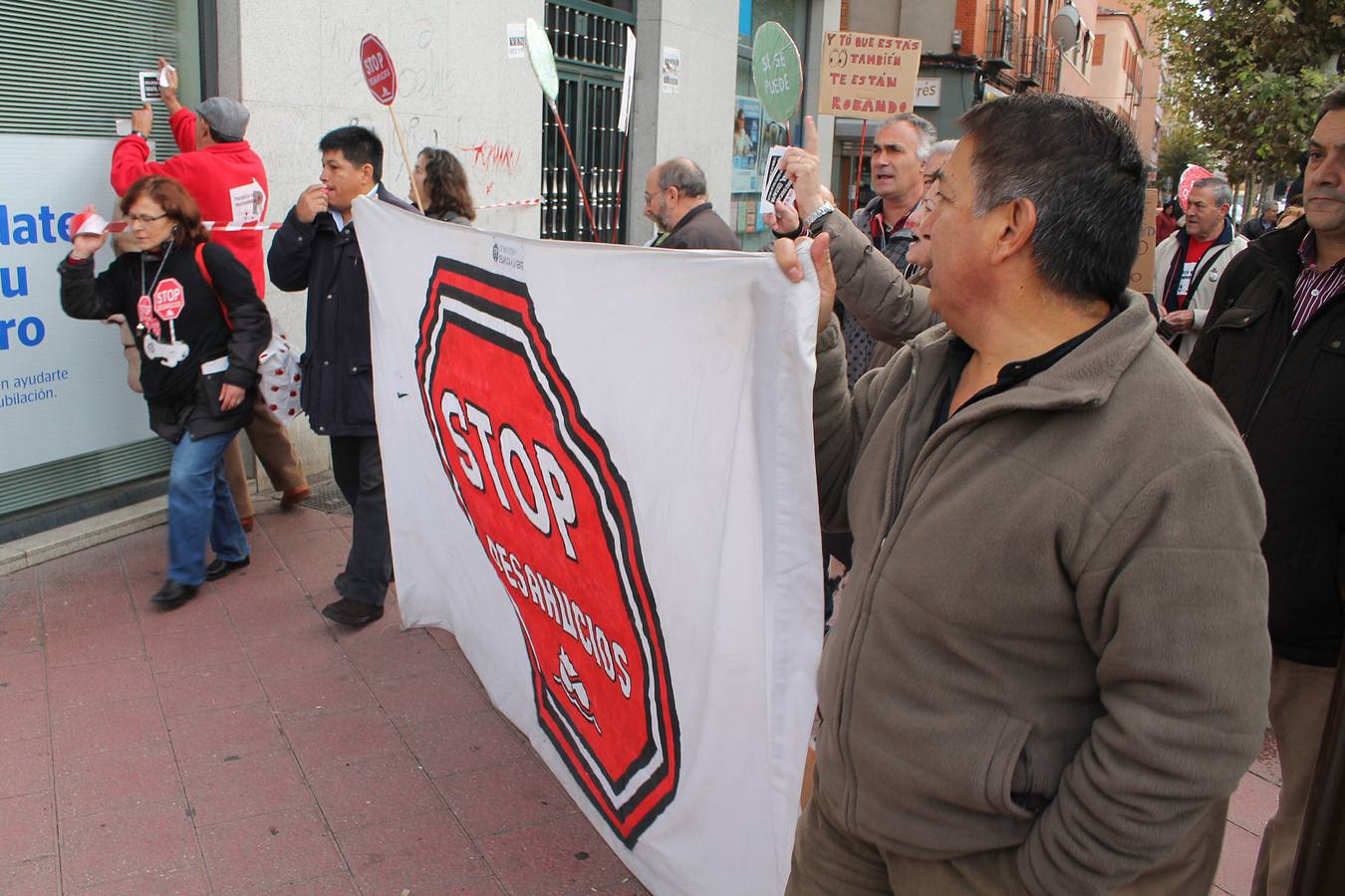 Protesta contra los desahucios en el barrio de Delicias de Valladolid