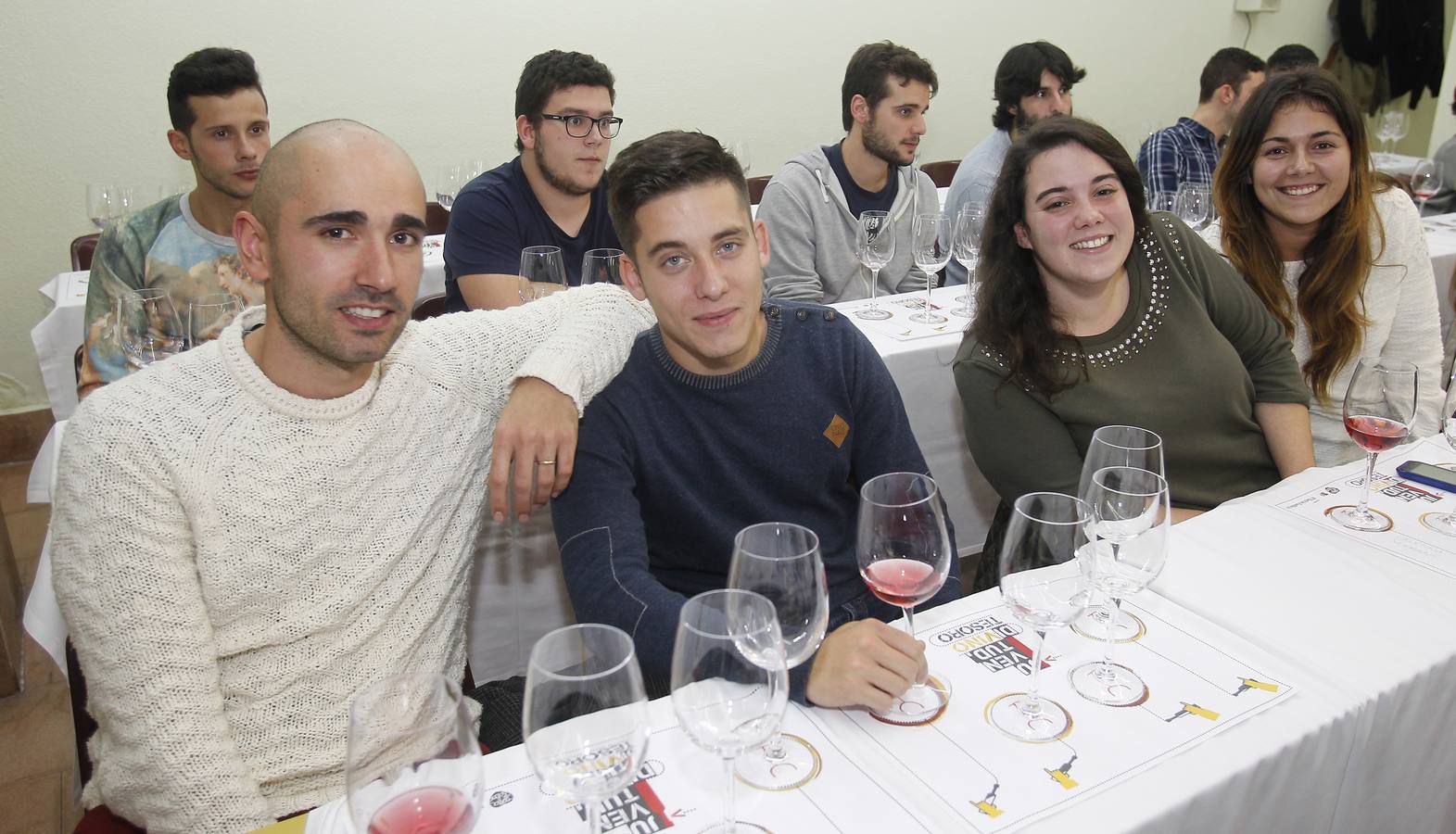 Guillermo Simó, Alberto Valdivieso, Cristina Serrano y Judith Marcos, estudiantes del Grado en Enología.