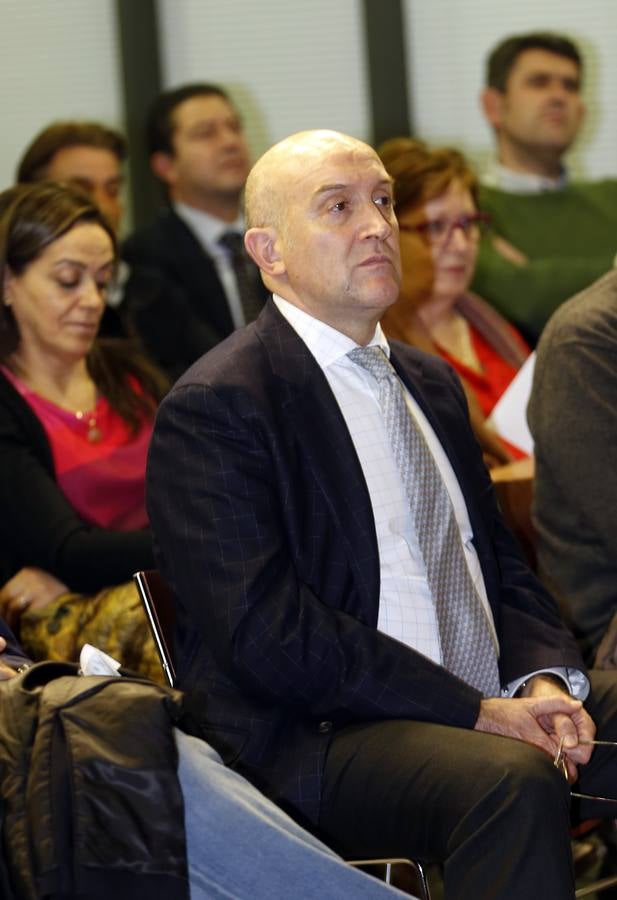 Jesús Julio Carnero, presidente de la Diputación, atento a la conferencia.