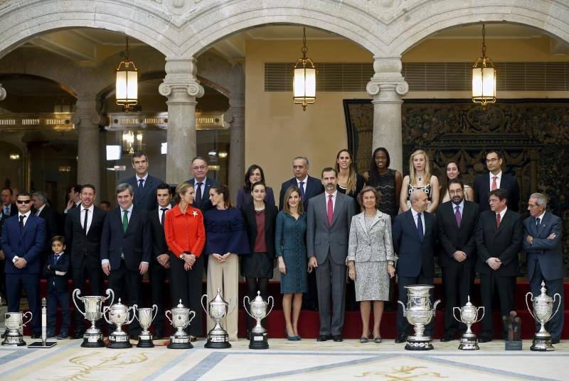 Fotografía de familia presidida por los Reyes de España, don Felipe y doña Letizia, del acto de entrega de los Premios Nacionales del Deporte 2013