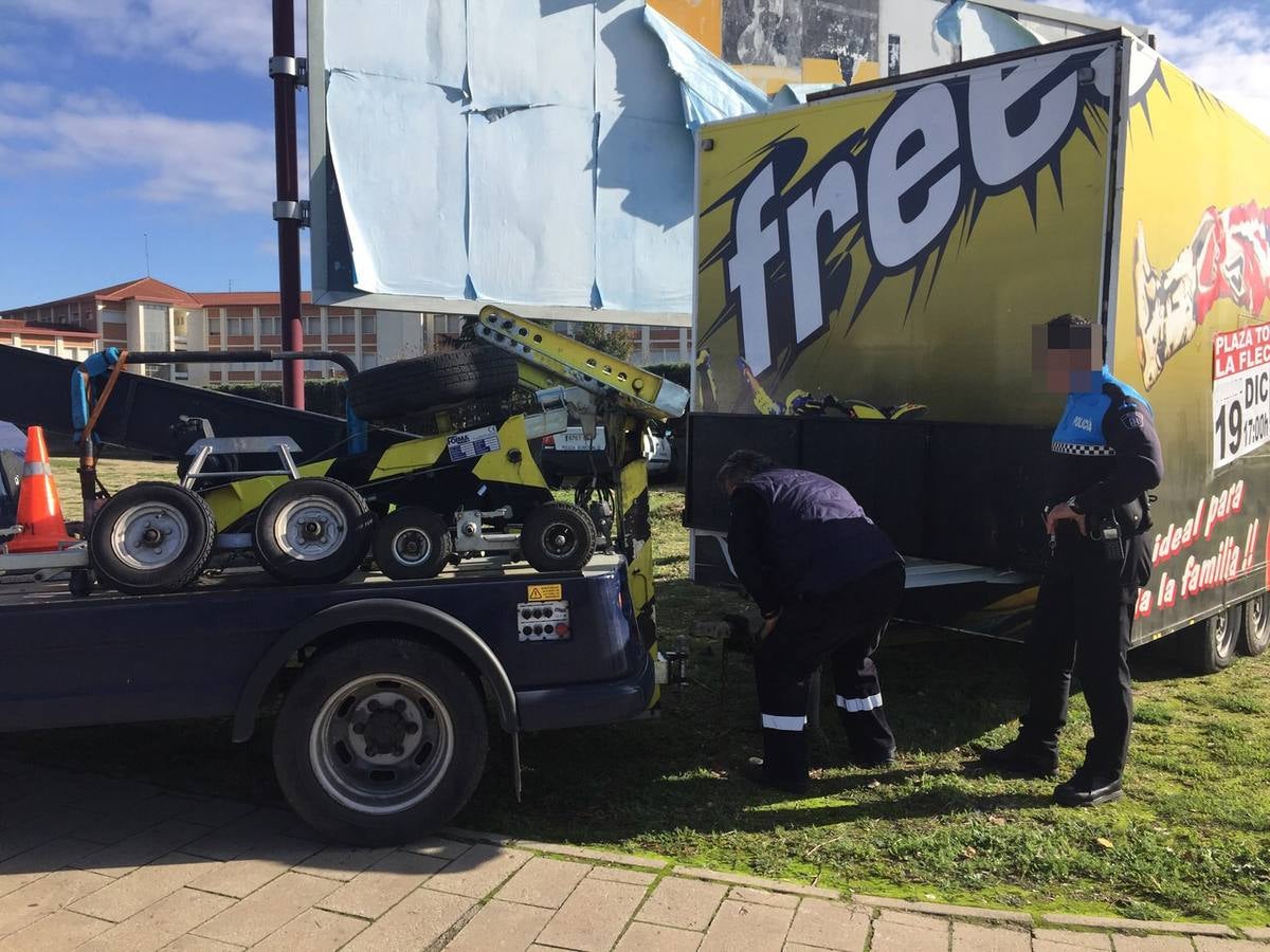 La grúa municipal retira una caravana publicitaria de las inmediaciones del Carrefour de Barrio España