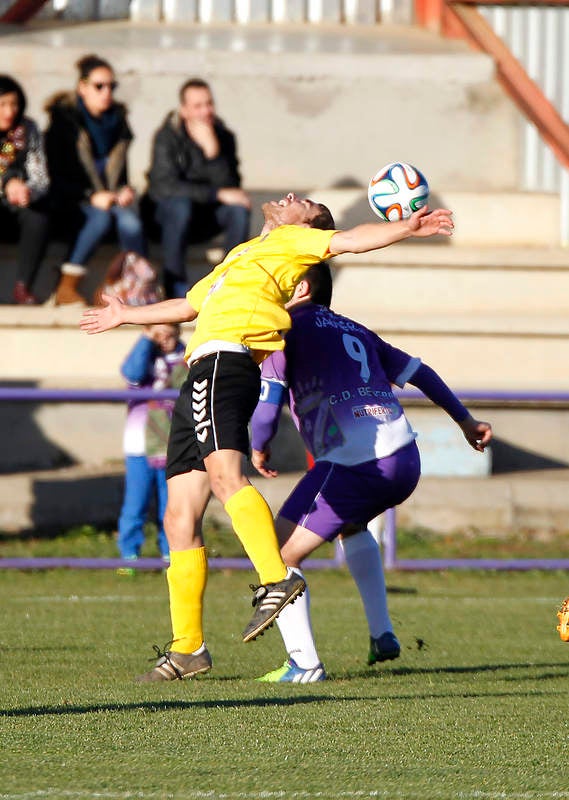 Partido de fútbol entre el Becerril y La Bañeza (1-4)