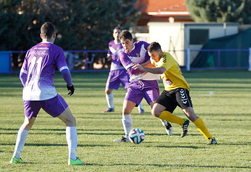Partido de fútbol entre el Becerril y La Bañeza (1-4)