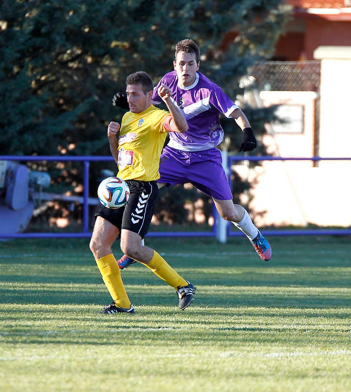 Partido de fútbol entre el Becerril y La Bañeza (1-4)