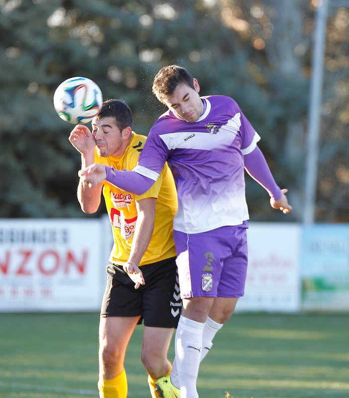 Partido de fútbol entre el Becerril y La Bañeza (1-4)