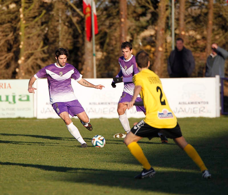 Partido de fútbol entre el Becerril y La Bañeza (1-4)
